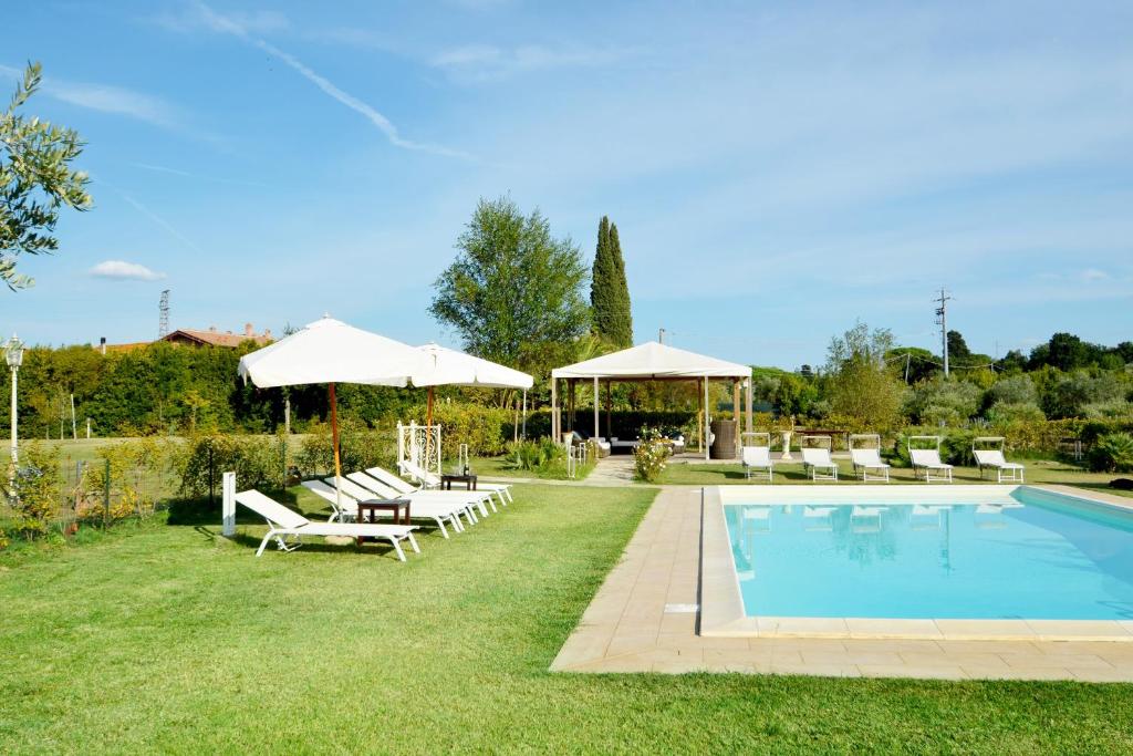 - une piscine avec des chaises longues et des parasols à côté dans l'établissement Villa Yvonne by MMega, à Signa 37 autres photos