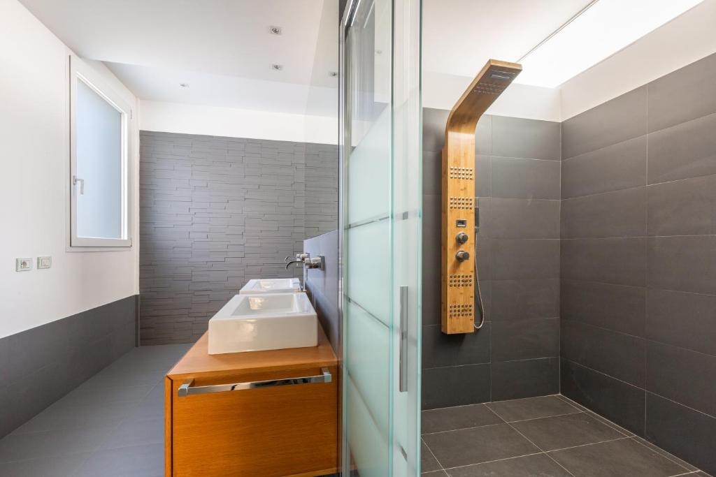 une salle de bain avec un lavabo et une douche dans l'établissement Villa Acquadimare - Pool Terrace Jacuzzi, à Lecce