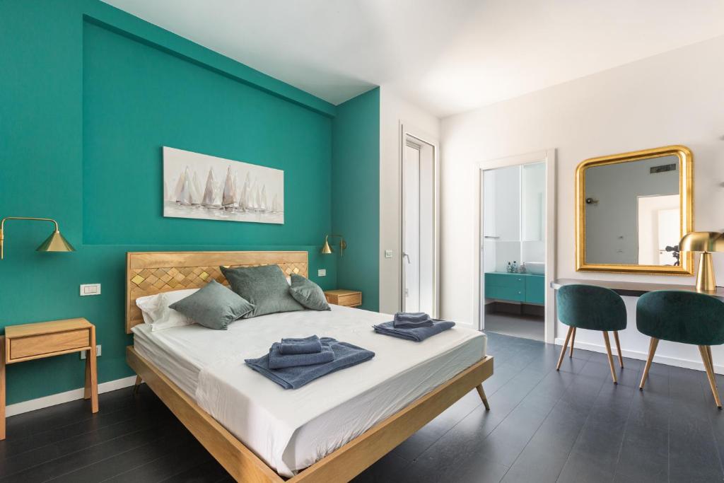 une chambre avec un lit avec un mur bleu dans l'établissement Villa Acquadimare - Pool Terrace Jacuzzi, à Lecce