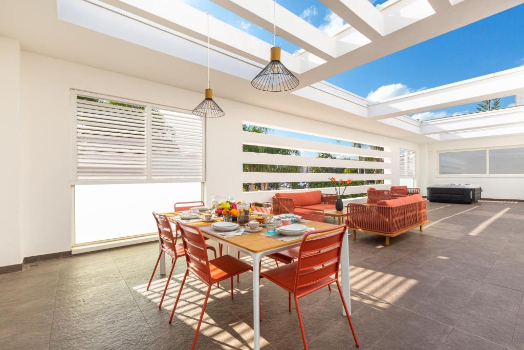 une salle à manger avec une table et des chaises dans l'établissement Villa Acquadimare - Pool Terrace Jacuzzi, à Lecce
