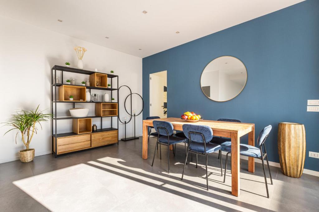 une salle à manger avec des murs bleus et une table et des chaises dans l'établissement Villa Acquadimare - Pool Terrace Jacuzzi, à Lecce 37 autres photos