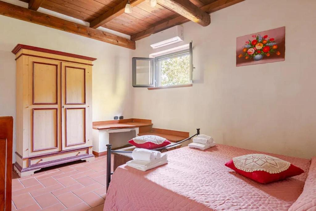 une chambre avec un lit, une fenêtre et une table dans l'établissement AgriHouse Orvieto, à Morrano