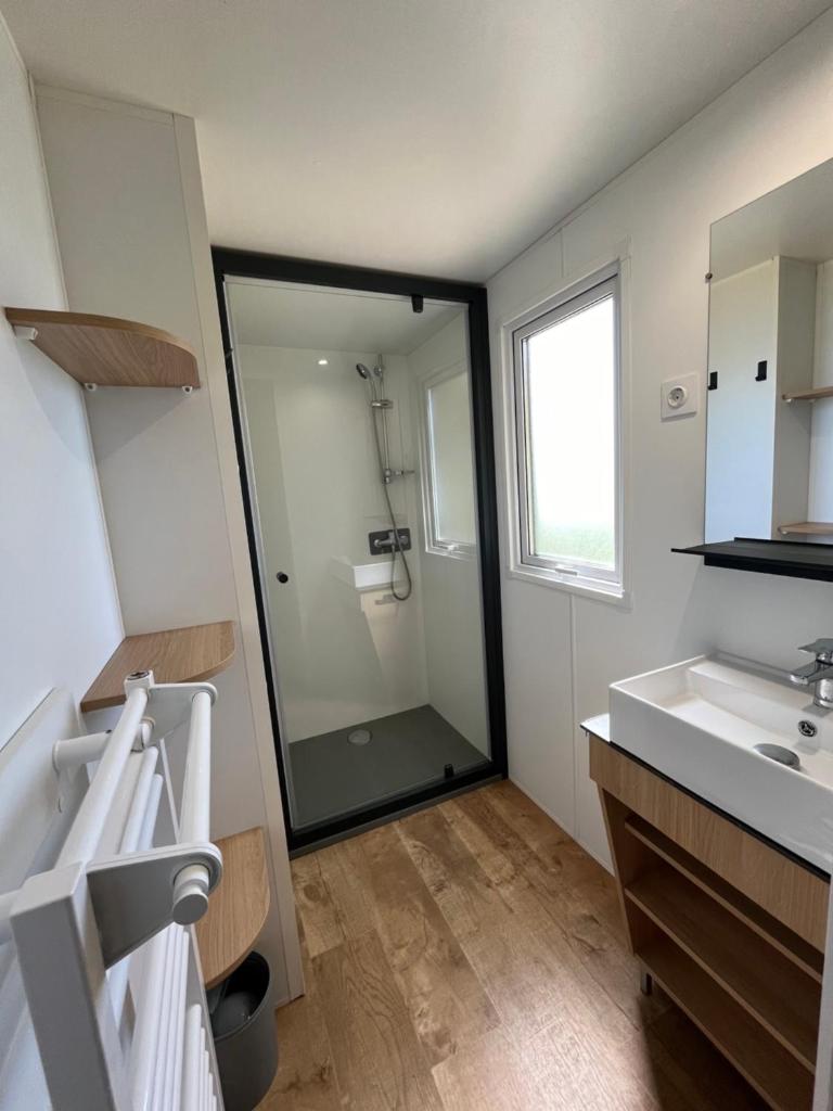 une salle de bain avec douche et lavabo dans l'établissement Camping de Matour, à Matour