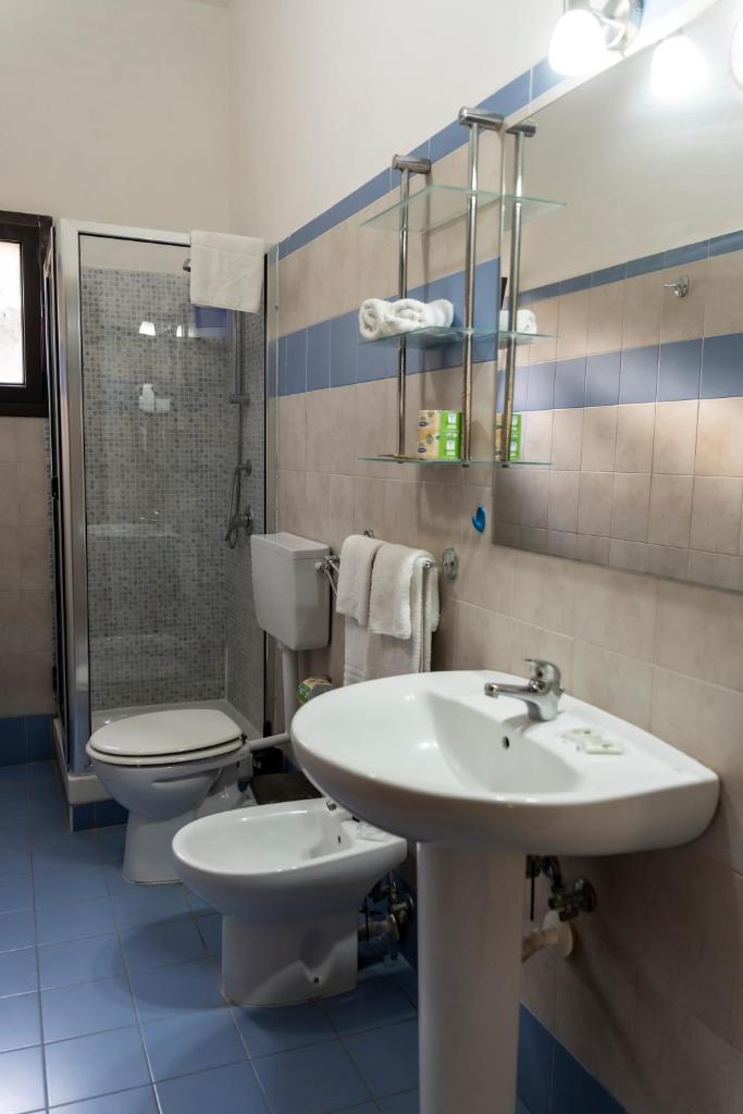 une salle de bain avec un lavabo et des toilettes dans l'établissement Mg Palace Hotel Costa del Sole, à Vaccarizzo - Delfino