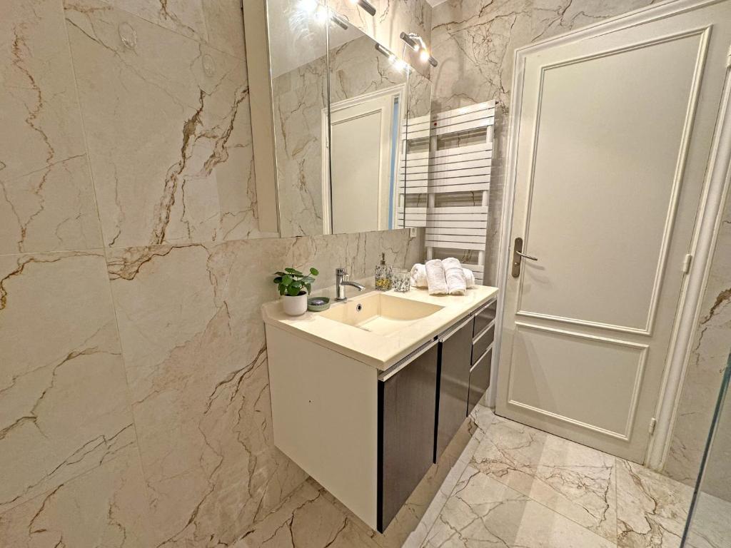 Cosy Cariatides Condo Promenade 3