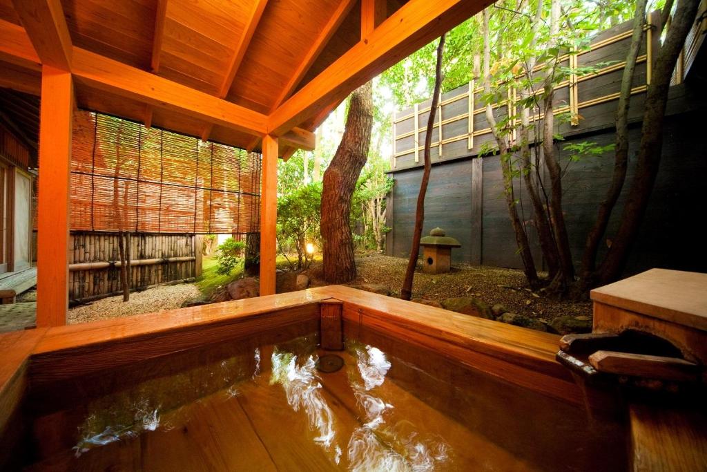 une maison avec une piscine d'eau au sol dans l'établissement Ryotei Tanokura, à Yufu