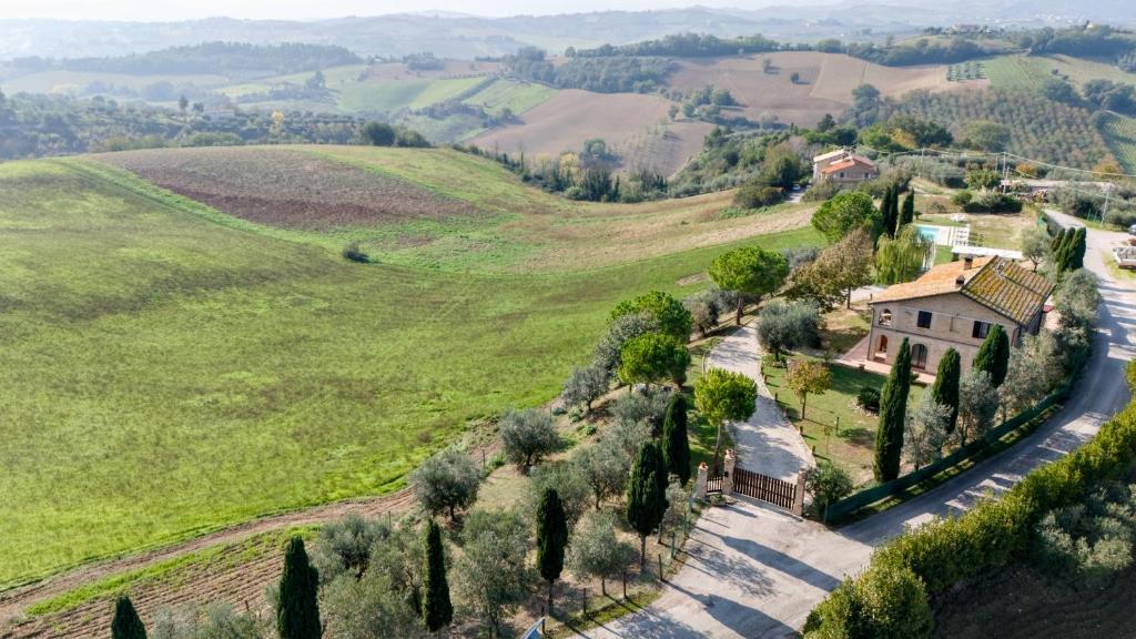 une vue aérienne sur une maison dans un champ verdoyant dans l'établissement Villa Fonte a Colle, à Castorano