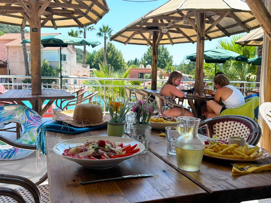- une table en bois avec un bol de nourriture dans l'établissement Camping Vallée du Paradis, à Agay