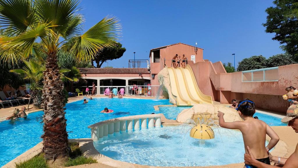 un groupe de personnes dans une piscine d'un complexe hôtelier dans l'établissement Camping Clau Mar Jo, à Bormes-les-Mimosas