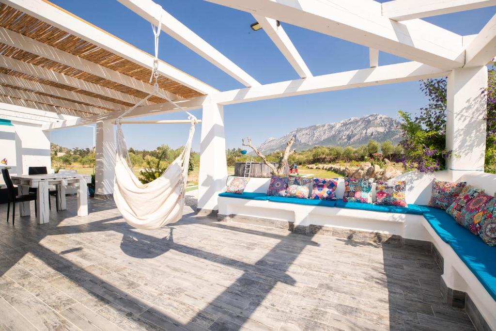 d'une terrasse avec hamac et vue sur les montagnes. dans l'établissement Villa S'Ena e su Juncu, à Loculi