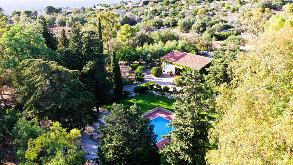 une vue aérienne d'une maison avec piscine et arbres dans l'établissement Cottage Sant Elia - Country Retreat, à Noto