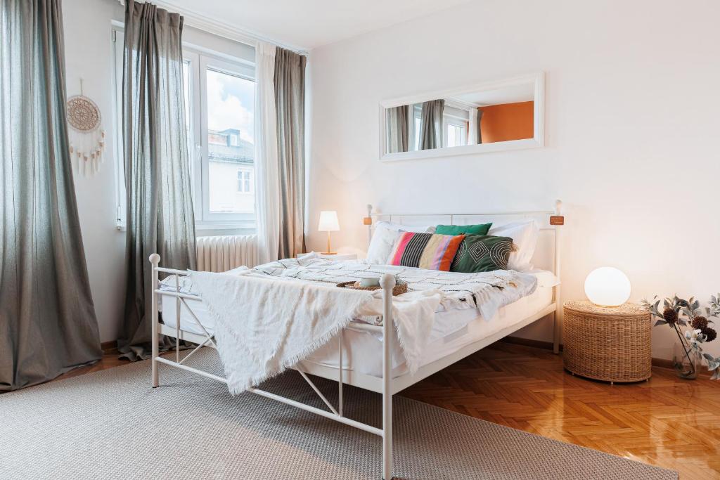 Sunny Apartments with Terrace & River View Old Town 5