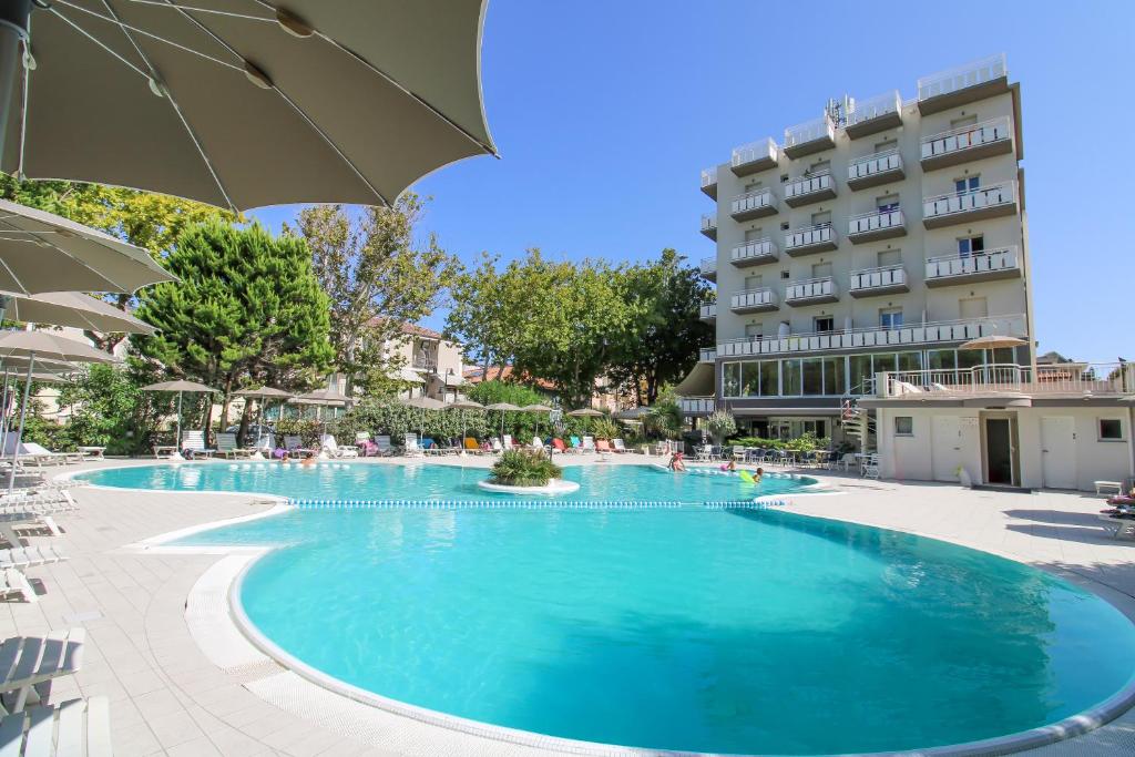 une grande piscine devant un immeuble dans l'établissement Hotel Duca di Kent, à Cesenatico