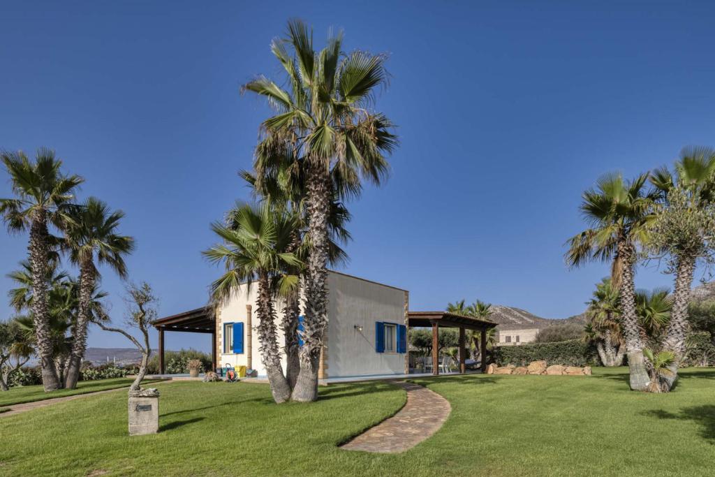 un palmier devant une maison dans l'établissement Villa Ficurinia, à Favignana