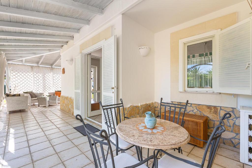 une salle à manger avec une table et des chaises dans l'établissement Villa Goccia by BarbarHouse, à Torre dell'Orso