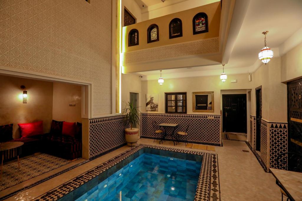 - une piscine au milieu d'un salon dans l'établissement Riad Cologne, à Marrakech