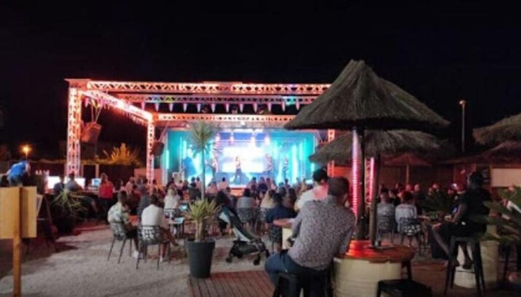 Une foule de personnes assises aux tables devant une scène dans l'établissement MOBIL HOME n 2 TOUT CONFORT ST CYPRIEN 66, à Saint-Cyprien 26 autres photos