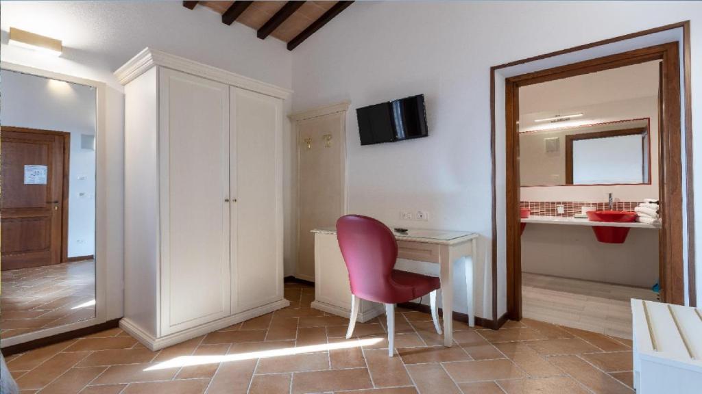 une pièce avec un bureau, une chaise et un miroir dans l'établissement Macchie San Vincenzo - Villa Privata con Piscina e Giardino ad uso esclusivo o camere, à Chiusi
