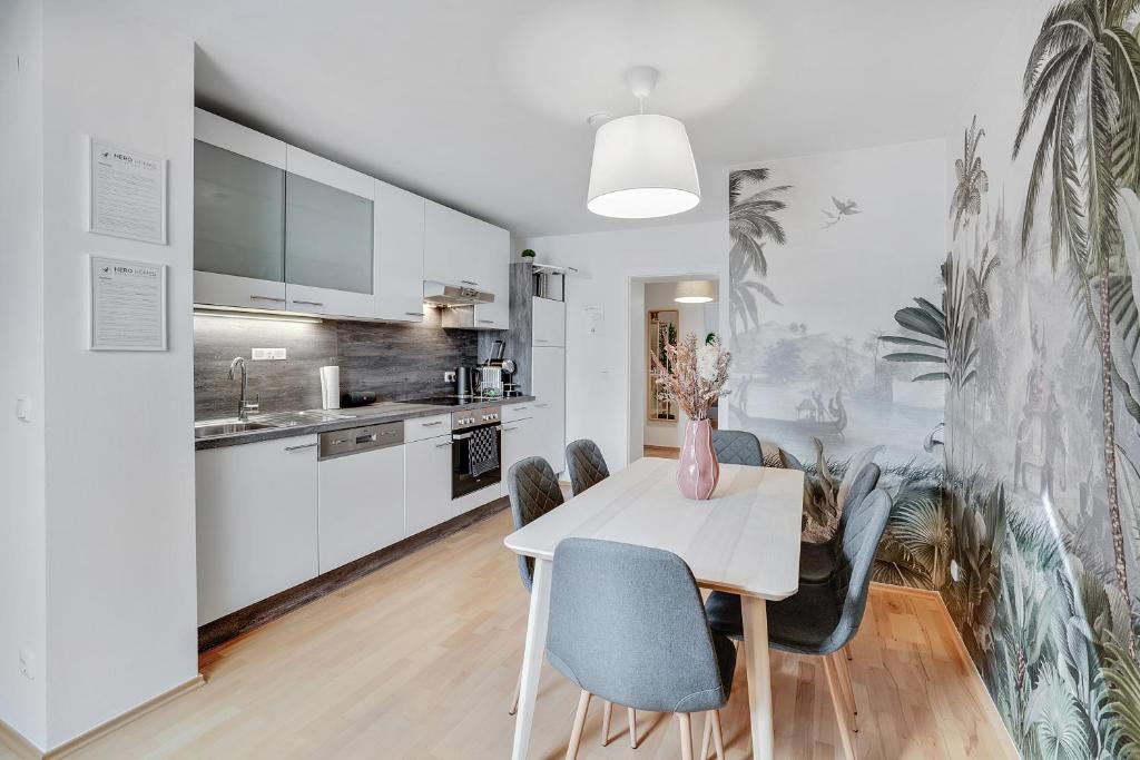 Urban Jungle Suite - Free Parking & Panoramic View by HERO HOMES 7