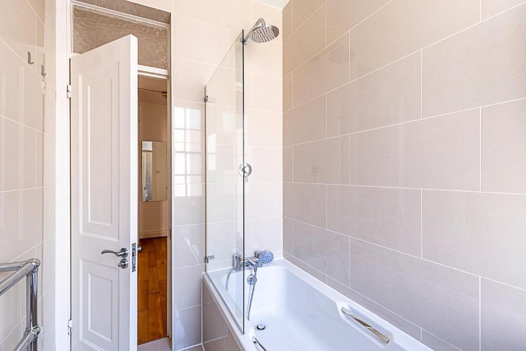 Modern 2 Bedroom Flat Near Queensway 5