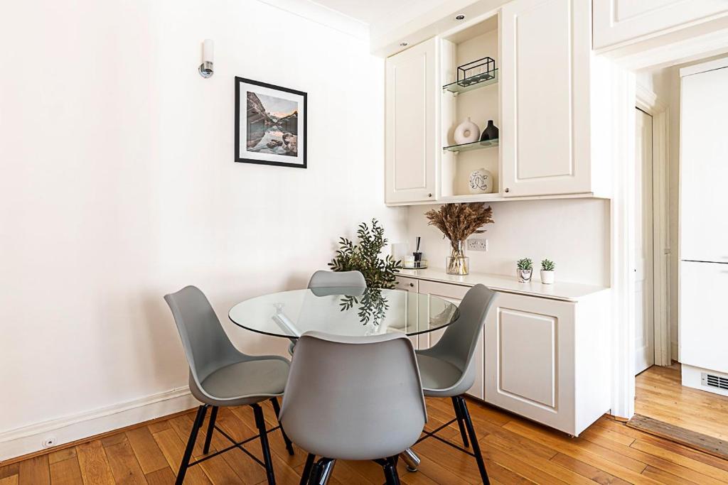 Modern 2 Bedroom Flat Near Queensway 8