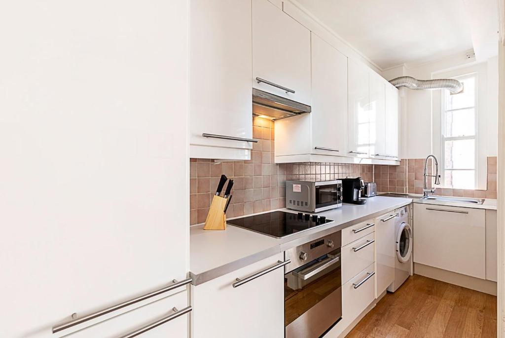 Modern 2 Bedroom Flat Near Queensway 2