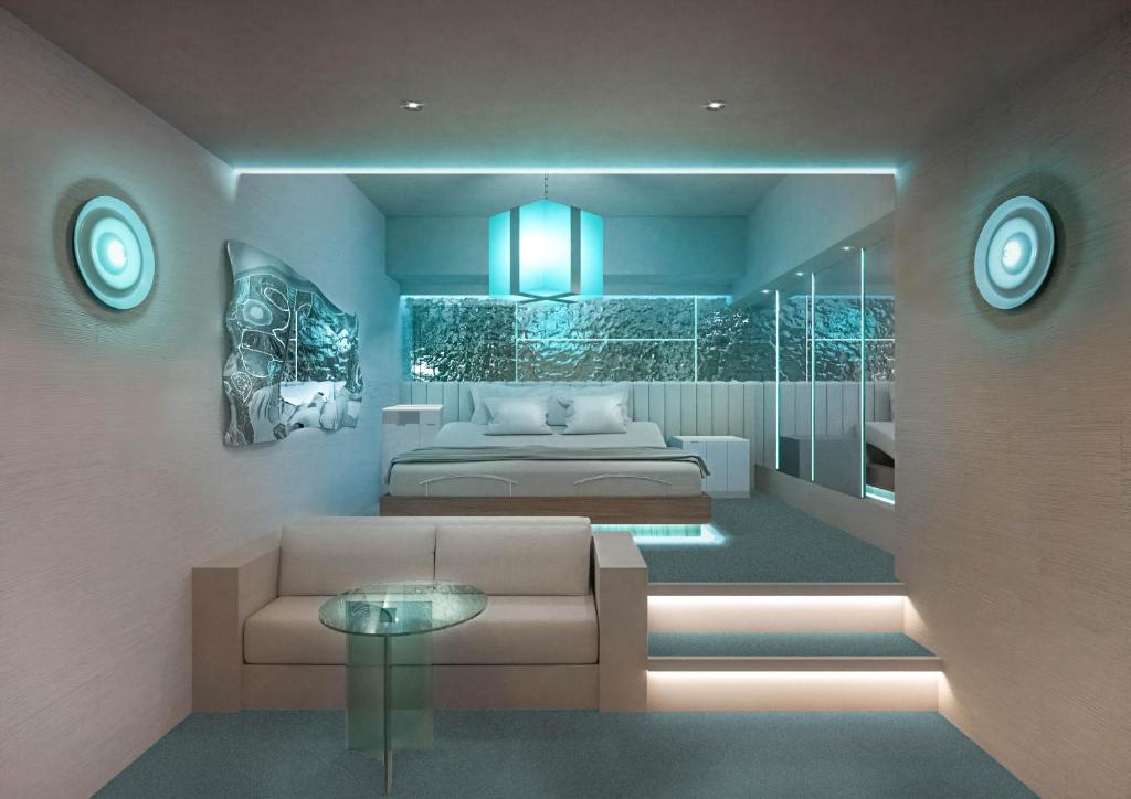 une chambre avec un lit, un canapé et une table dans l'établissement Design Hotel W Zip Club, à Nagoya