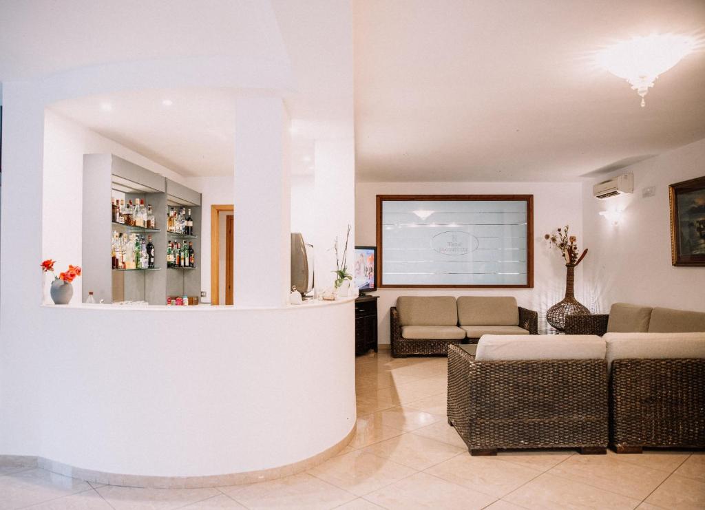 un salon avec un canapé et une table dans l'établissement Magnolia Hotel Vieste, à Vieste