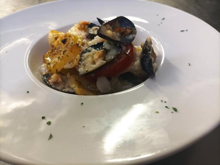 un bol de nourriture sur une assiette blanche dans l'établissement Magnolia Hotel Vieste, à Vieste 26 autres photos