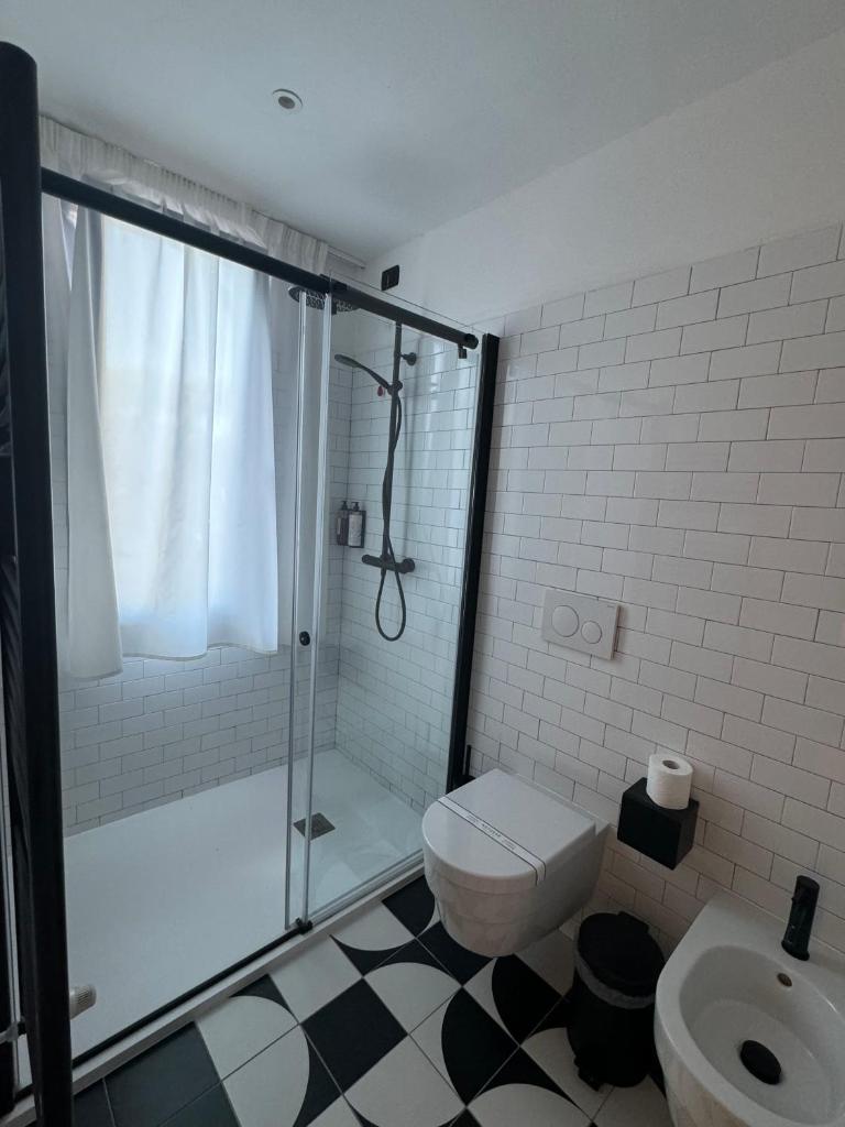 une salle de bain avec douche et toilettes dans l'établissement RE Versiliana Junior-House, à Marina di Pietrasanta
