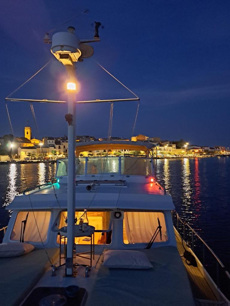 Photo de la galerie de l'établissement Hébergement insolite en demi-pension et excursion gastronomique en bateau, à Bouzigues