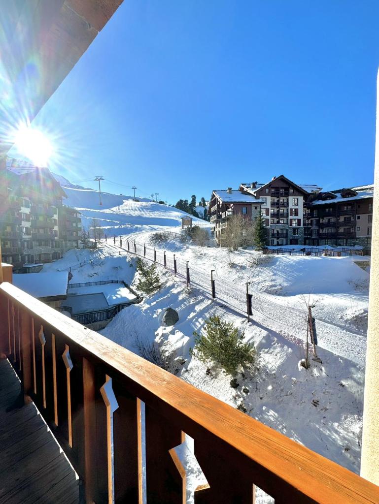 Photo de la galerie de l'établissement ARC 1950, Appartement rénové, Exposition Sud Ouest, Vue pistes de ski, Sauna Hammam Jacuzzi Piscine, à Arc 1950
