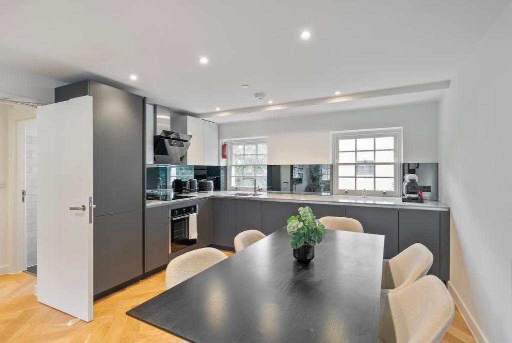 Charming 2 bedroom 2 bathroom flat near Oxford St 8