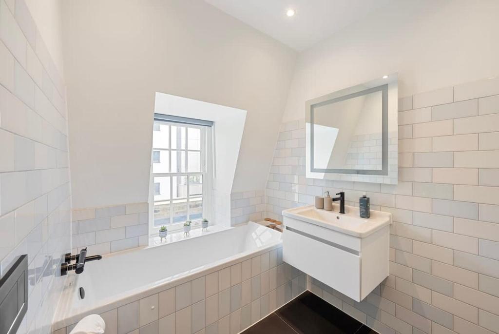 Charming 2 bedroom 2 bathroom flat near Oxford St 7
