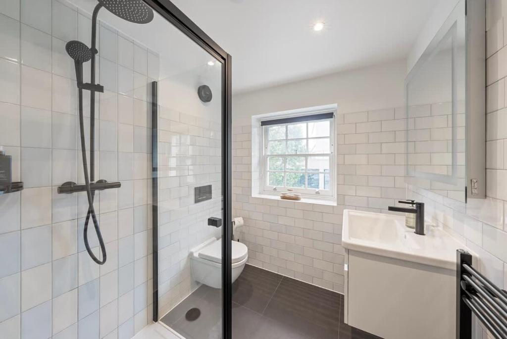 Charming 2 bedroom 2 bathroom flat near Oxford St 3