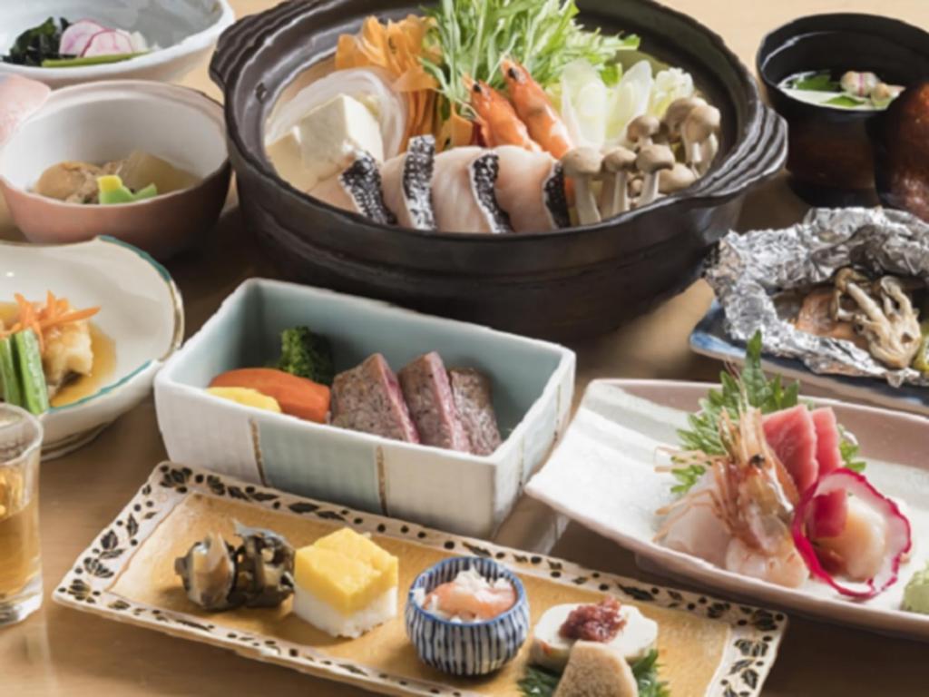 une table recouverte de différents types de nourriture sur les assiettes dans l'établissement Hotel Daiheigen, à Otofuke