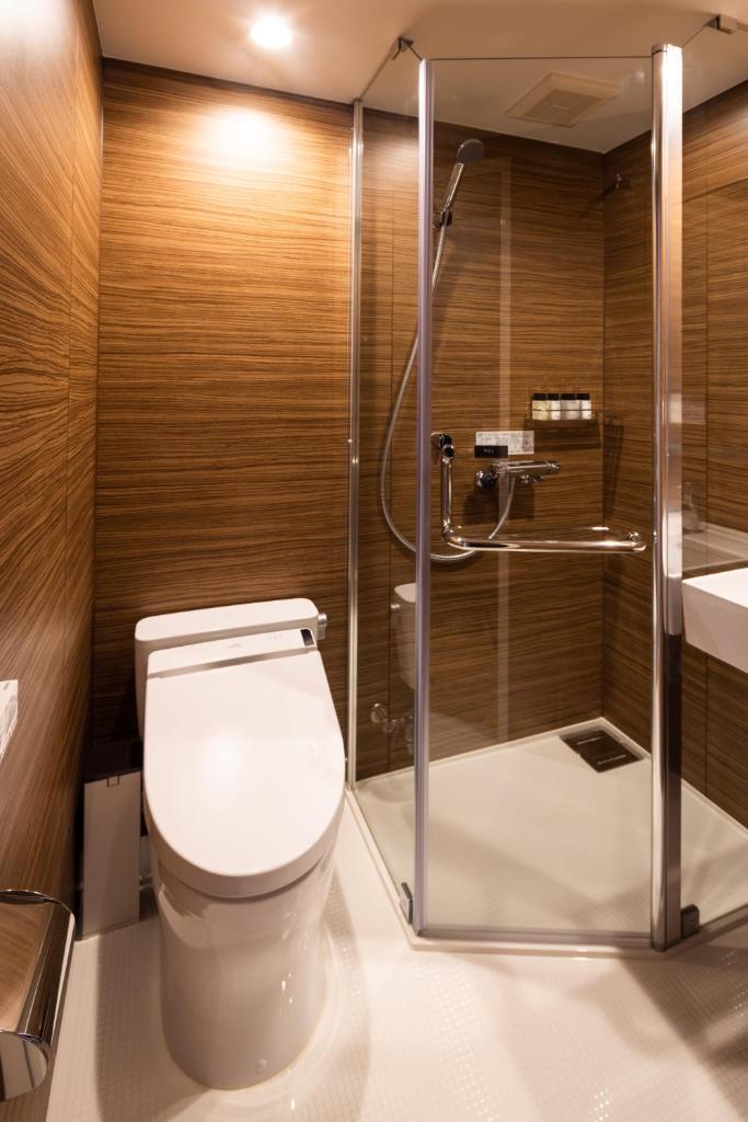 une salle de bain avec toilettes et douche dans l'établissement 阿智星降りの宿やま星 Hotel&Glamp YAMABOSHI, à Achi 28 autres photos