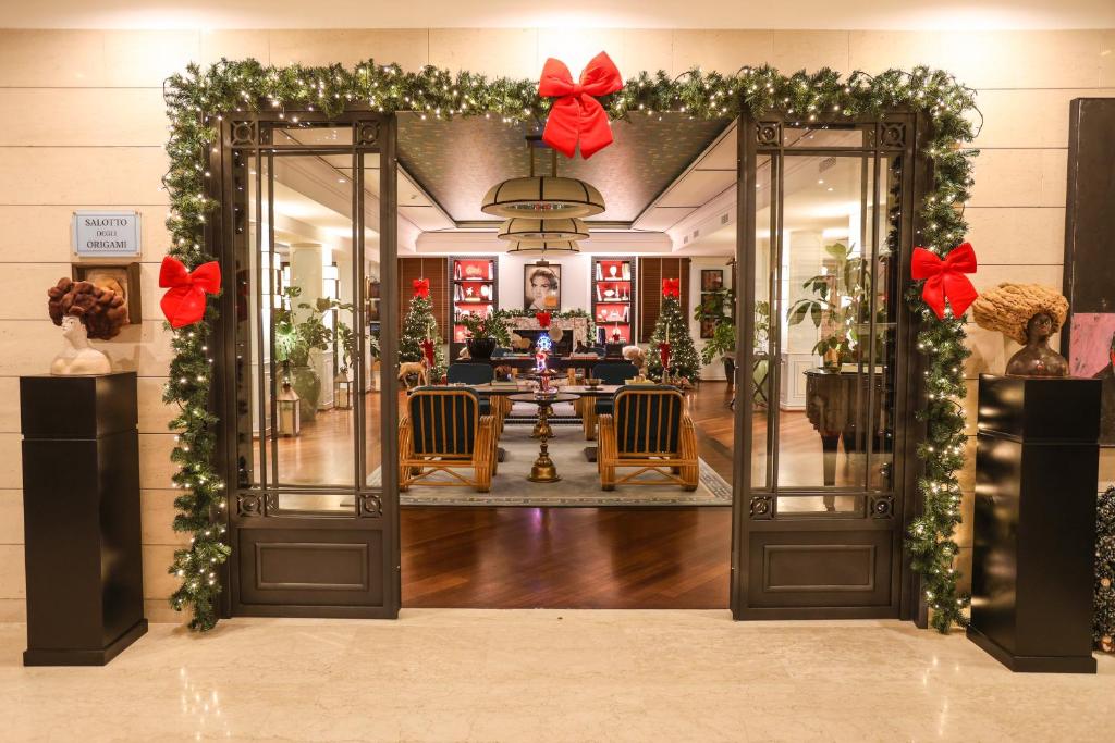 un hall avec des décorations de Noël et une porte ouverte dans l'établissement Boutique Hotel Esplanade, à Paestum 43 autres photos