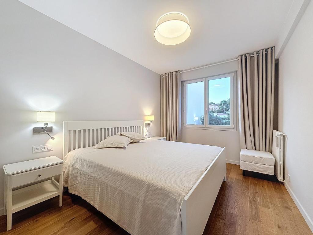 Seaview Promenade des Anglais 2brs apartment Parking cars 1800 kg max 2