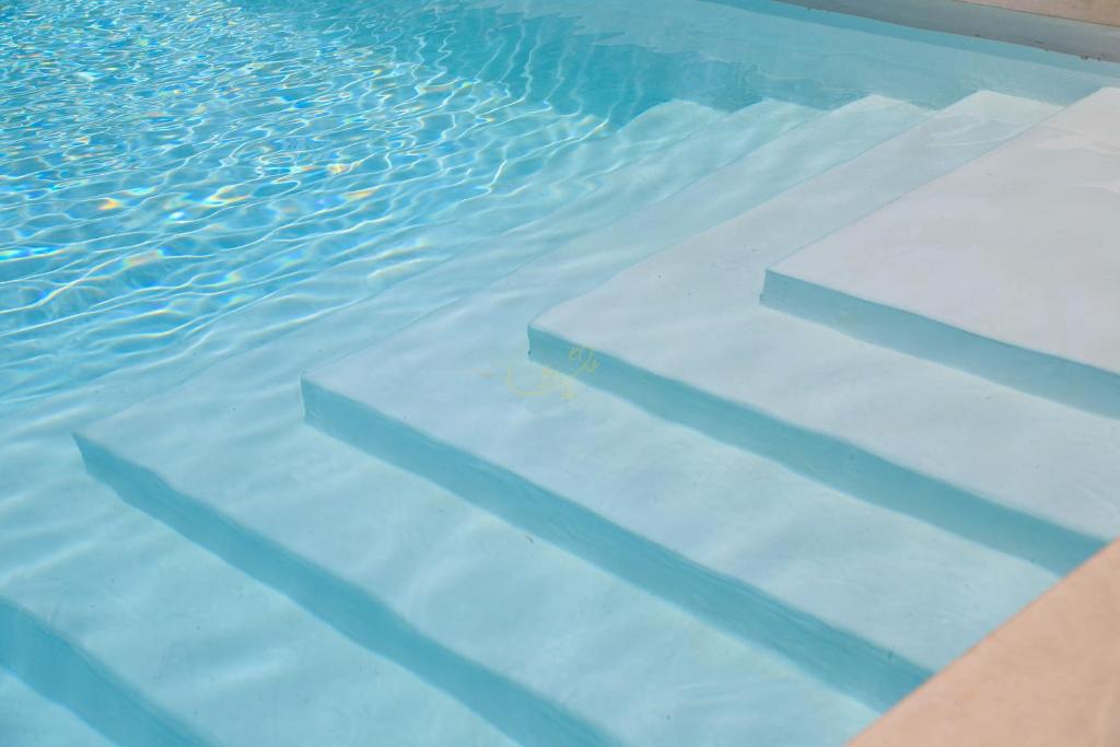 - une piscine avec marches dans l'eau dans l'établissement TD Trulli della Rosatella Typical Trulli with Pool, à Castellana Grotte