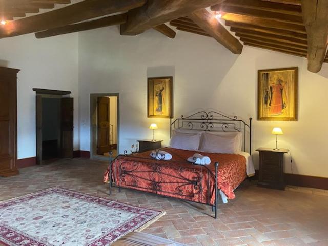 une chambre avec un lit avec deux serviettes dessus dans l'établissement Palazzo Prugnoli, Monte Santa Maria Tiberina, 8 Bedroom villa with private pool & superb views, à Pérouse