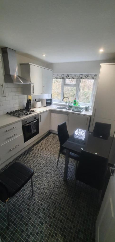 The Coral Suite - 2 Bedroom Apartment with 5G Wi-Fi in Lakeside, Cardiff minutes from Roath Park Lake 4