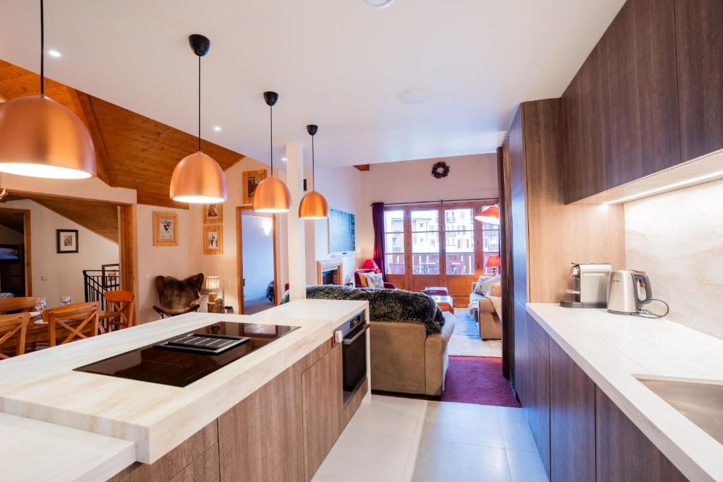 une cuisine avec un comptoir et un salon dans l'établissement 4009 loft penthouse Prince des Cimes Arc 1950, à Arc 1950