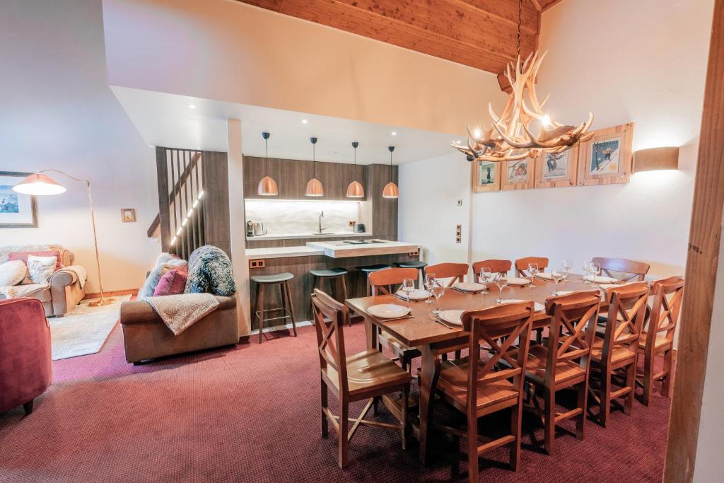 une salle à manger avec une table et des chaises et une cuisine dans l'établissement 4009 loft penthouse Prince des Cimes Arc 1950, à Arc 1950