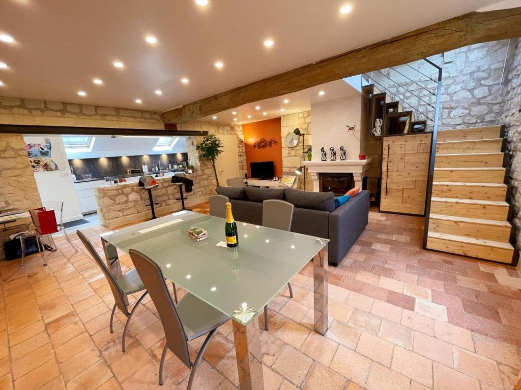 un salon avec une table et un canapé dans l'établissement Gîte de charme avec piscine chauffée, clim et WiFi en Loire - FR-1-381-602, à Savigny-en-véron
