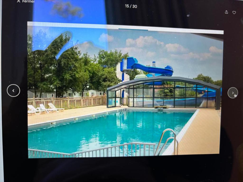 une photo d'une piscine avec toboggan dans l'établissement Louisiane 1, à Le Pont Legé