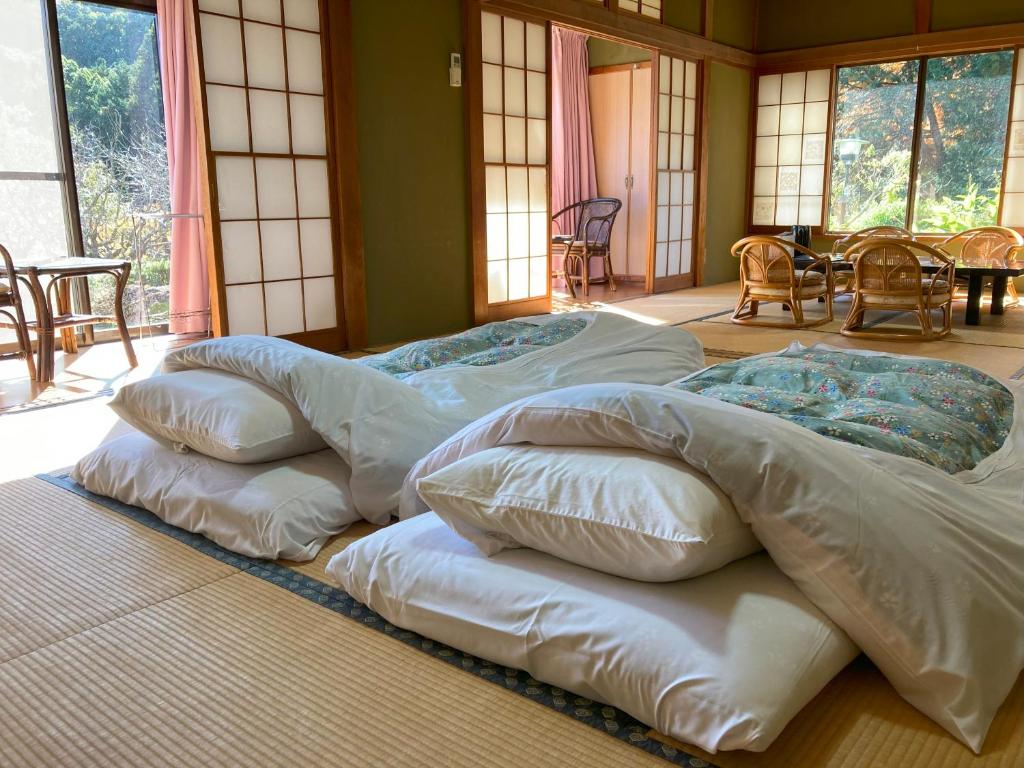 3 grands oreillers installés au sol dans une pièce dans l'établissement HOTEL LT Kitchen Yugawara, à Yugawara 37 autres photos