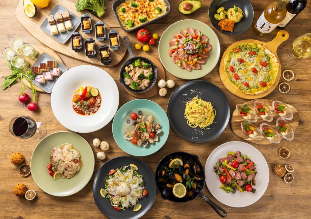 une table en bois avec des assiettes de nourriture dessus dans l'établissement Hotel Ra Kuun, à Hakone 47 autres photos