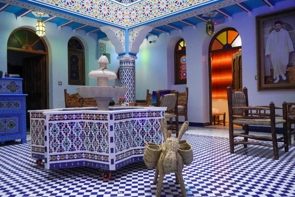 une salle de bain avec une fontaine au milieu d'une pièce dans l'établissement Palacio Del Sol, à Chefchaouen