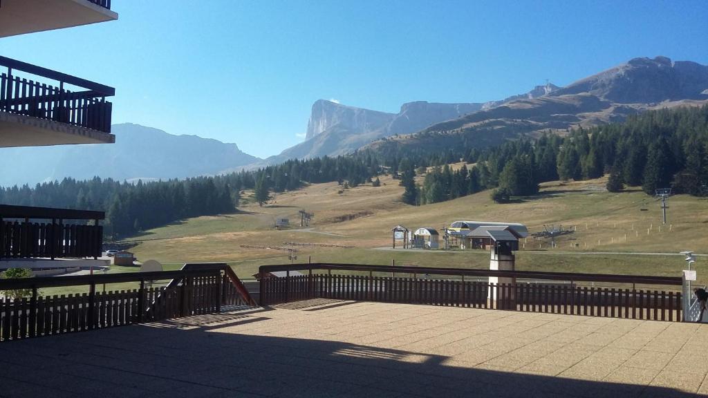 un balcon avec vue sur une montagne dans l'établissement Superdevoluy545S, 6 places, été et hiver, pied des pistes, plein sud, à Saint-Étienne-en-Dévoluy